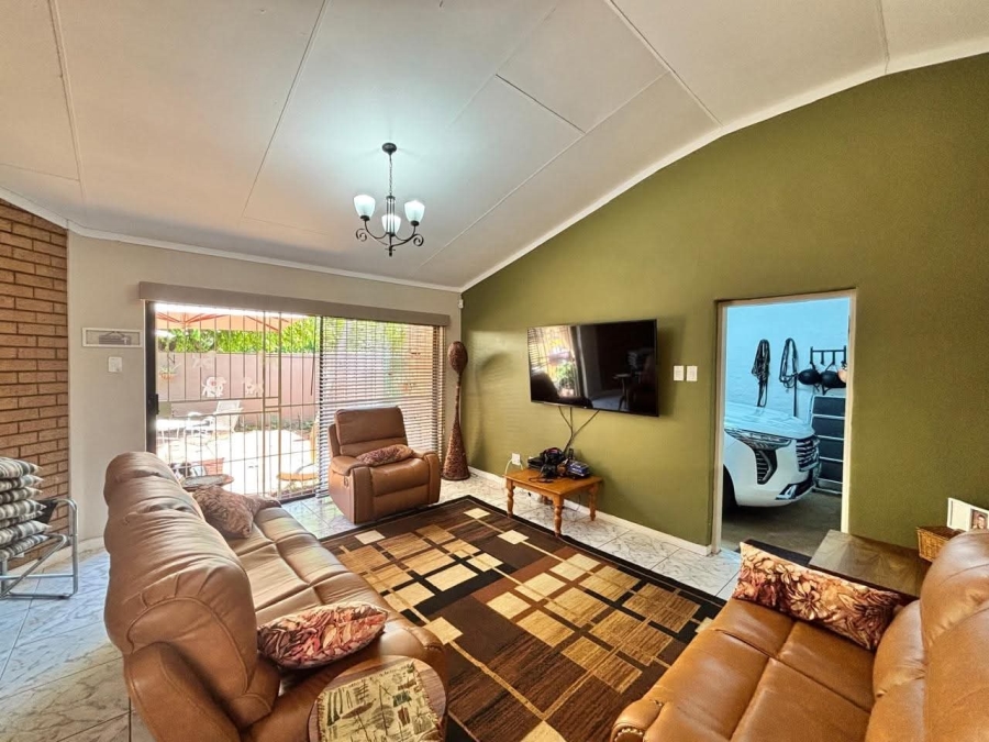 6 Bedroom Property for Sale in Mooivallei Park North West
